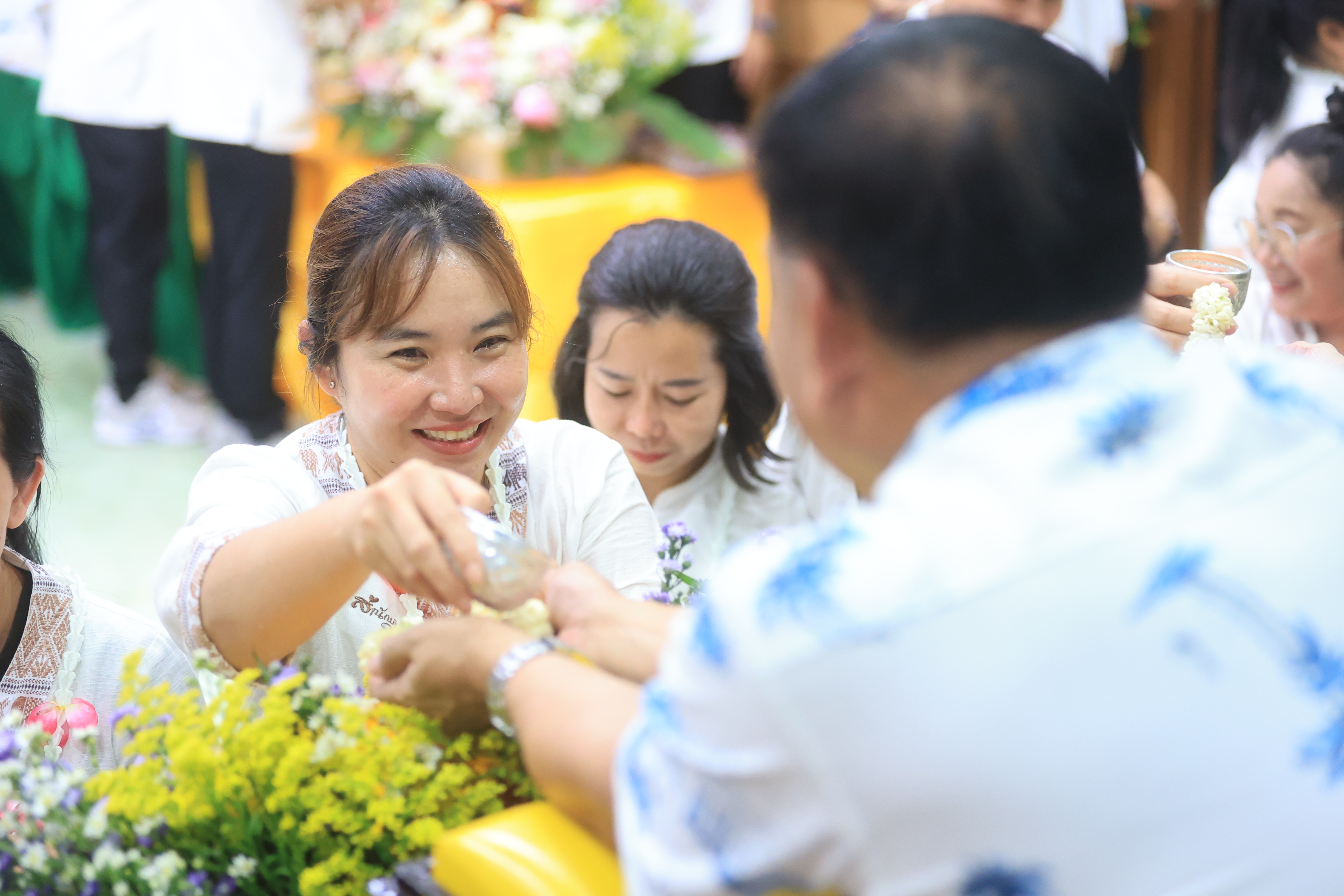 title - ชุ่มฉ่ำ! ชาว ส.ป.ก. ร่วมสรงน้ำพระพุทธรูป และรดน้ำขอพรผู้บริหาร เนื่องในประเพณีวันสงกรานต์ ประจำปี 2569 บรรยากาศเต็มไปด้วยความชื่นมื่นชุ่มฉ่ำ